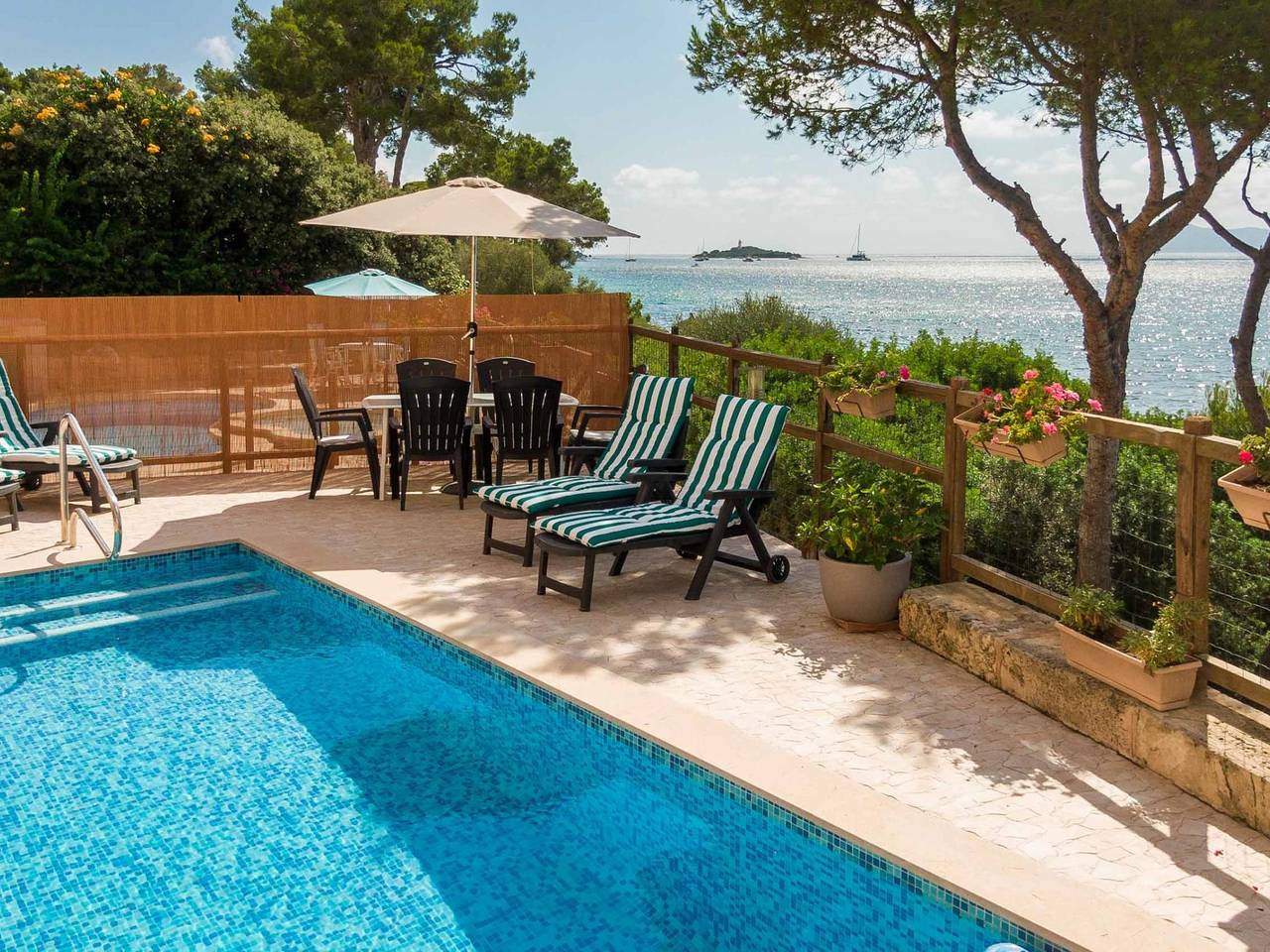 Ganze Ferienwohnung, Apartment mit privatem Pool am Meer in Alcanada. in Alcanada, Alcúdia