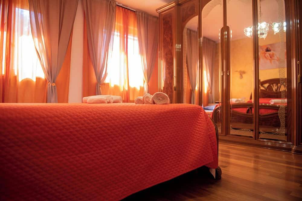 In the heart of Tuscany country house with dream pool and garden. in Terranuova Bracciolini, Valdarno
