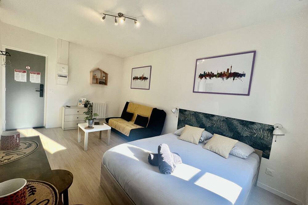Entire apartment, Spacious studio 2/4 pers. + sofa | Ideal for business & weekends in Châtellerault, Vienne