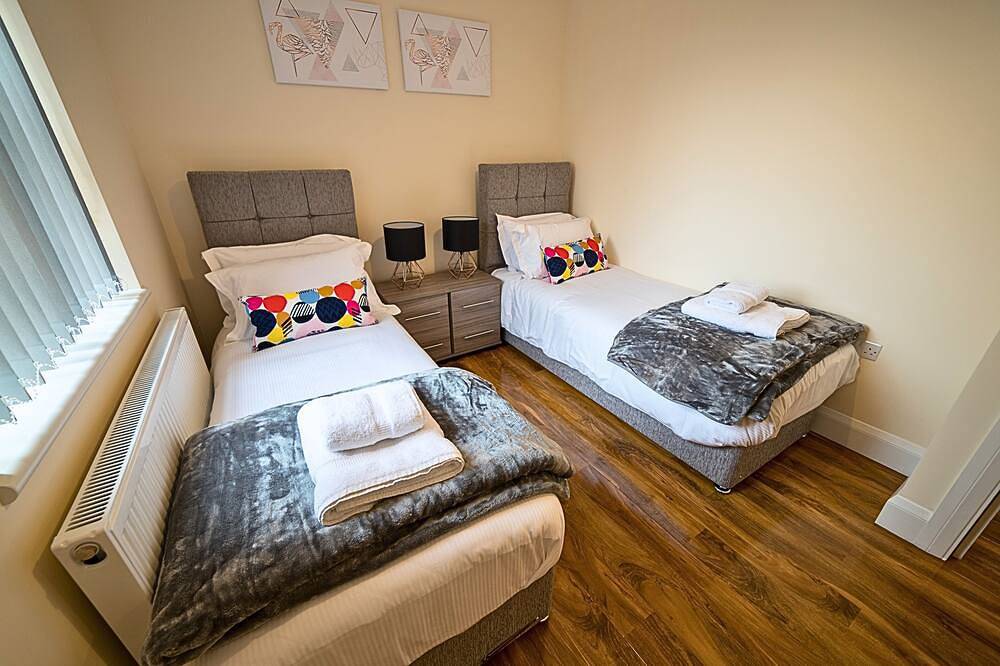 Entire apartment, Heathrow Clean 2 Bed Apartment Perfect for 6 Plus Parking in Spelthorne, Surrey
