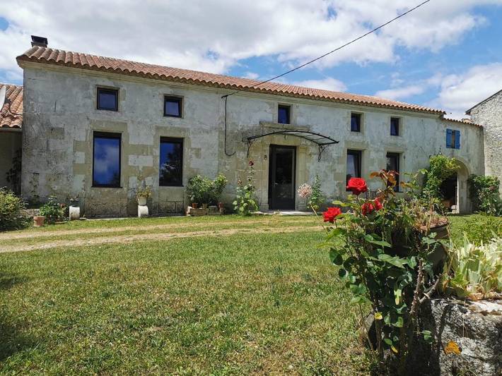 Location de vacances pour 4 personnes, avec Terrasse ainsi que Jardin et Vue à Jarnac-Champagne