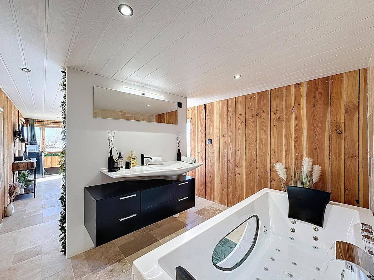 Appartement entier, Unique Cabane 4 spa Centre Équestre & Snack in Vic-le-Comte, Parc Naturel Régional Livradois-Forez