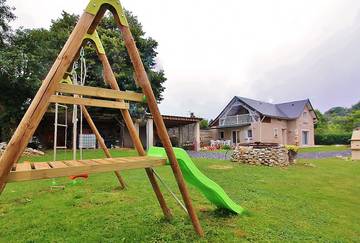 Gîte pour 6 personnes, avec jardin dans Sarrouilles