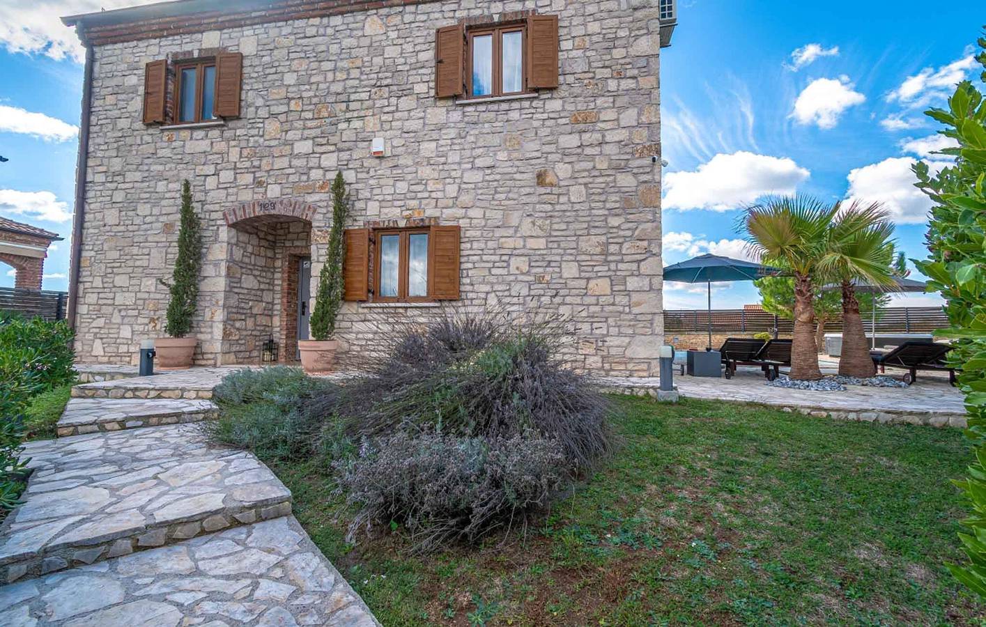 Gemütliche 2-Zimmer-Wohnung mit Pool und Terrasse, 1 km vom Stadtzentrum von Jursici entfernt in Jursici, Svetvinčenat