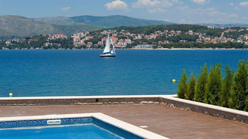 Villa pour 11 personnes, avec sauna et terrasse ainsi que piscine et jardin à Okrug Gornji