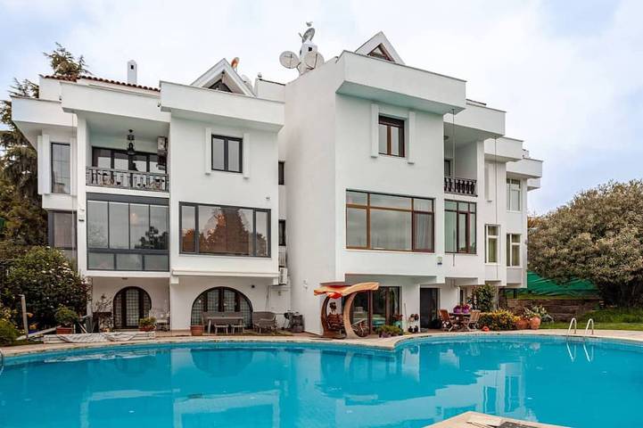 Villa pour 8 personnes, avec jacuzzi ainsi que jardin et piscine, animaux acceptés à Turquie