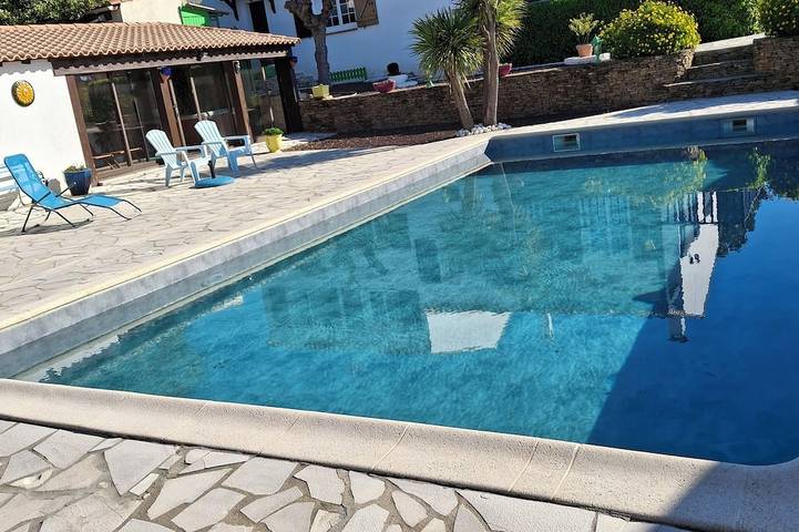 Location de vacances pour 6 personnes, avec jacuzzi ainsi que balcon et jardin à Saint-Geniès-de-Fontedit