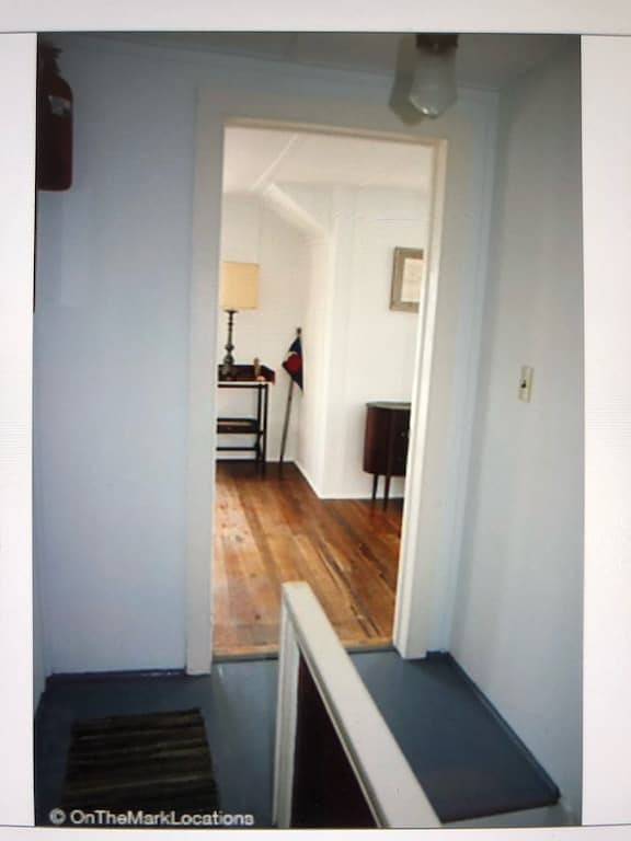 Cottage for 6 people, with balcony and yard, with pets in Long Island