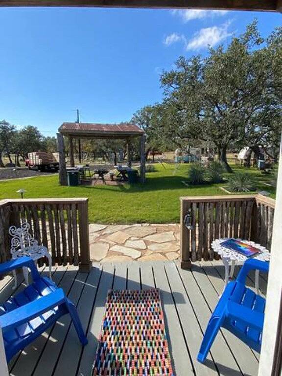 Glamping for 2 people, with terrace and yard, with pets in Texas Hill Country