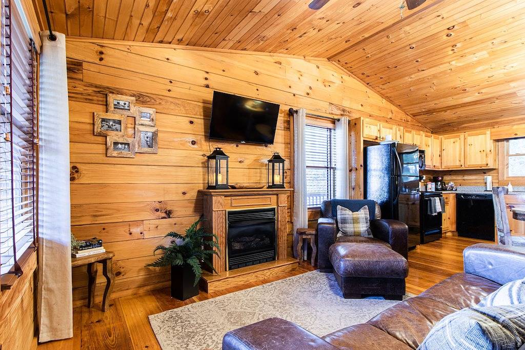 Dog-friendly log cabin with Mountain views, hot tub & game room — near downtown in Chattahoochee National Forest