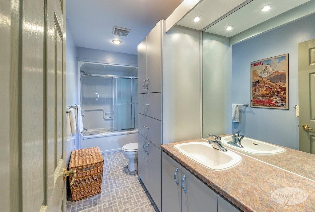 Private Island on Lake Muskoka! Cottage+guest house+bunkie! Sunsets! in Muskoka