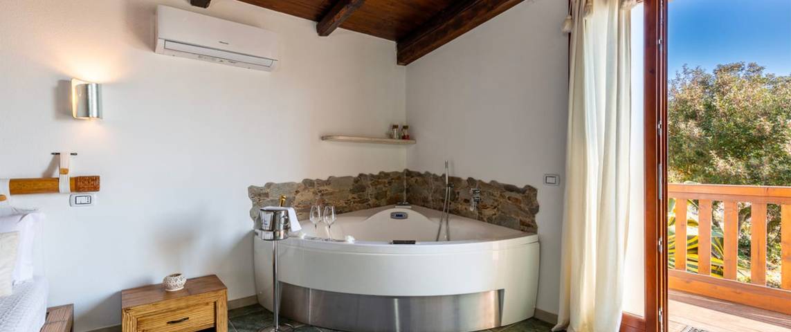 Room 'Suite Ulivo' with Mountain View, Wi-Fi and Air Conditioning in Uta, Cagliari Province