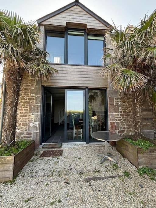 Three-Bedroom House in Regnéville-sur-Mer, Région de Coutances