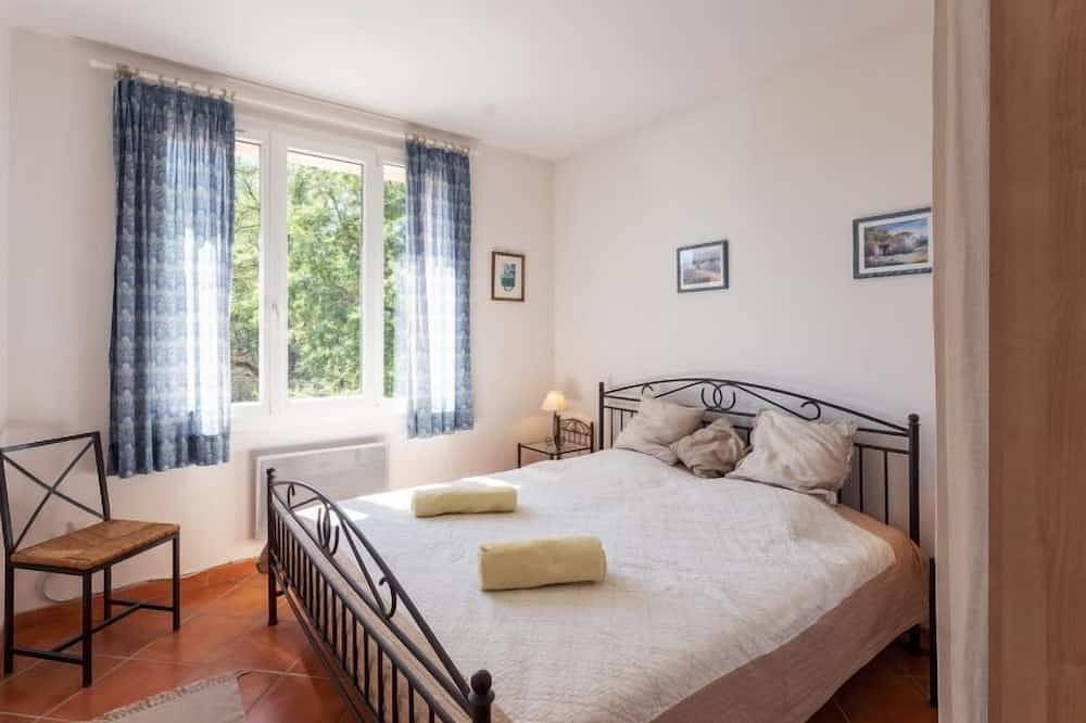 Les Ecureuils in Saint-Pantaléon, Parc naturel régional du Luberon