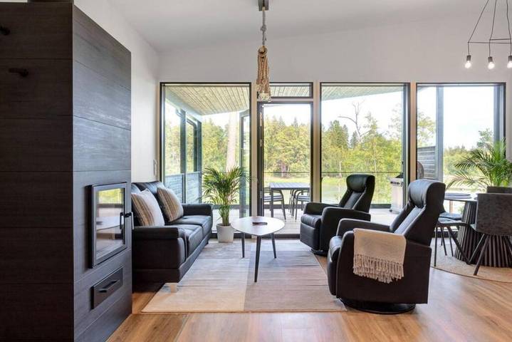 Ferienhaus für 14 Personen, mit Balkon und Whirlpool sowie Terrasse und Garten