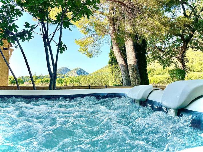 Appartement de vacances pour 4 personnes, avec jacuzzi ainsi que piscine et jardin
