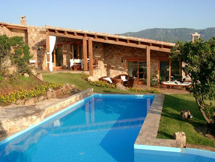 Villa Su Tauloni – Exclusiva villa con piscina y vistas al mar en Cerdeña in Región de Pula, Provincia de Cagliari
