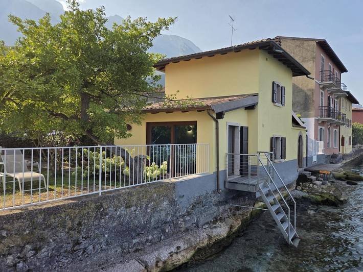 Villa mit pool für 4 Personen, mit Balkon und Whirlpool sowie Terrasse und Pool in Malcesine
