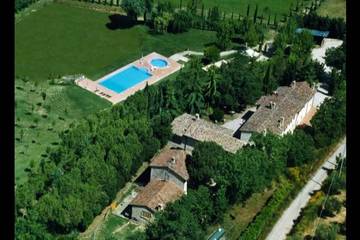 Gîte pour 4 personnes, avec balcon ainsi que piscine et jardin à Corciano