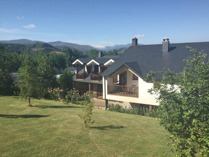 Hotel para 3 personas, con jacuzzi además de balcón y jardín en El Bierzo - 2