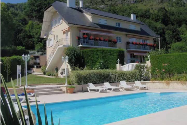 Appartement entier, Villa Pyrénéenne, vue et piscine in Ayzac-Ost, Pyrénées