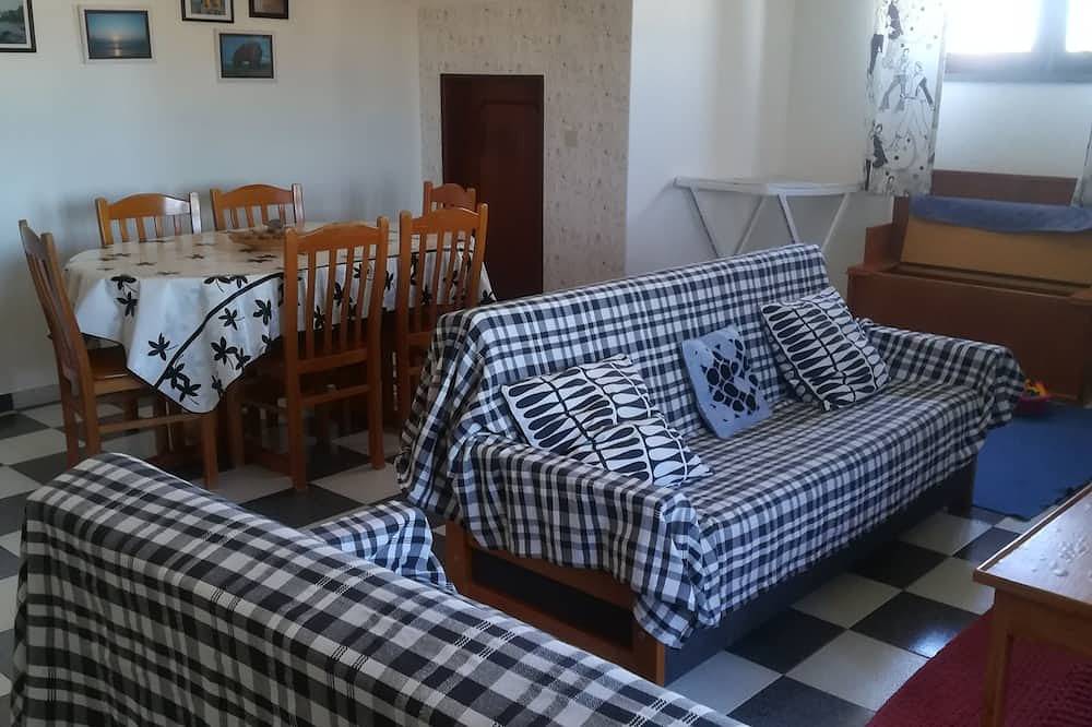 Apartamento entero, Apartment1st floor of 1 casa.Total/independente.Jardim.Praia 10 min. in A dos Cunhados e Maceira, Distrito de Lisboa