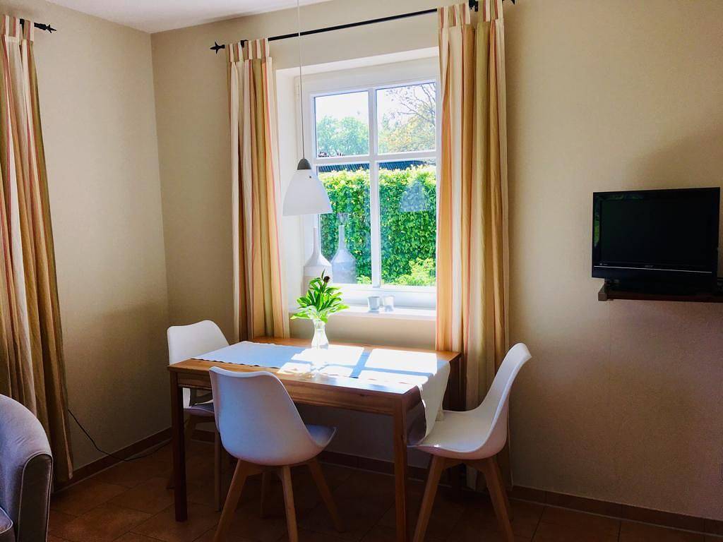 Ganze Wohnung, Gemütliche Ferienwohnung unterm Reetdach in Wieck a. Darß - Am Eichberg in Wieck am Darß, Fischland - Darß - Zingst