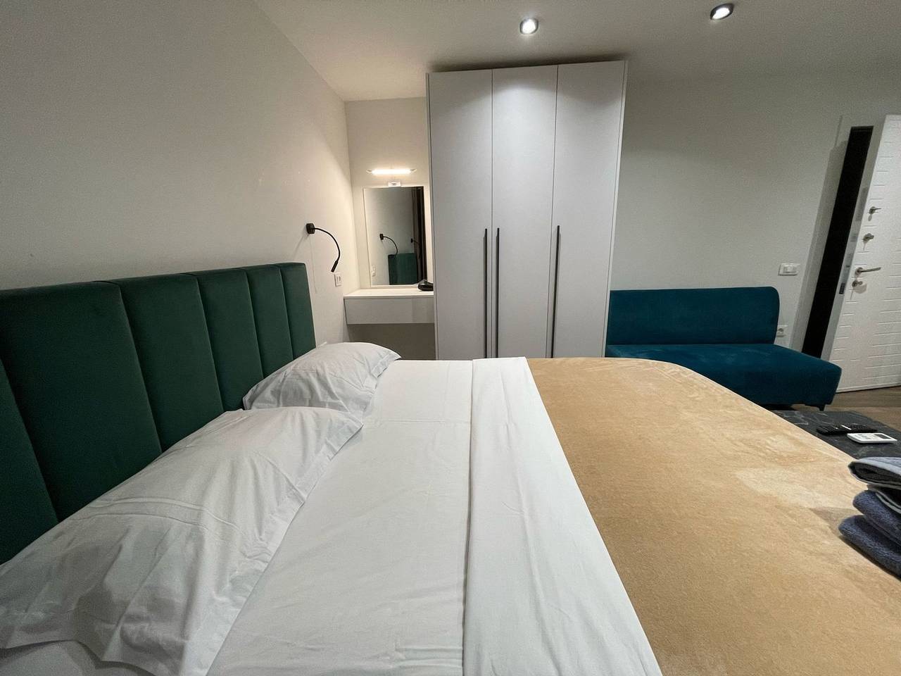 Ganzes Studio, Studio für 2 Personen mit Balkon in Tiranë, Albanien