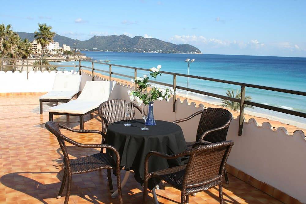 Entire apartment, Top modern penthouse on the beach with a huge terrace and great sea views in Cala Millor, Son Servera