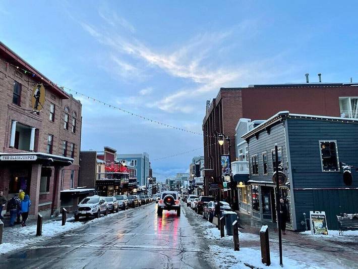 Vacation rental for 4 people, with sauna and hot tub as well as pool and yard, with pets in Park City UT