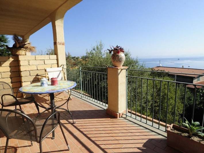 Apartamento entero, Acogedor apartamento junto a la playa: ¡a 900 m de la orilla, con cuna y nevera incluidas! in Gioiosa Marea, Provincia de Messina