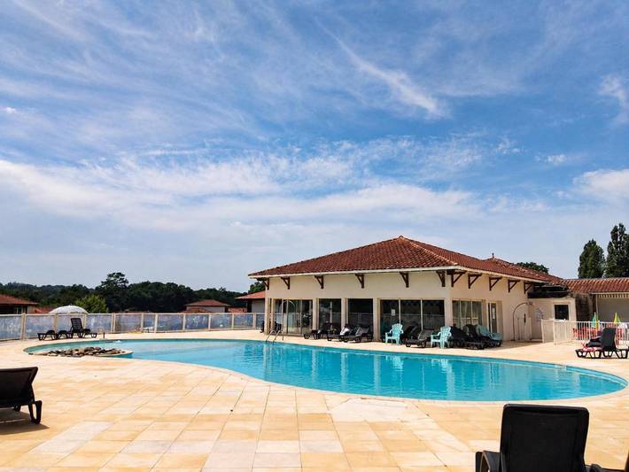 Location de vacances pour 6 personnes, avec Balcon ainsi que Terrasse et Piscine à Cassen