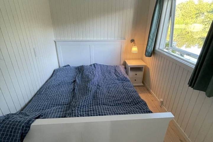 Cozy cottage with water views from the beds in Egedal