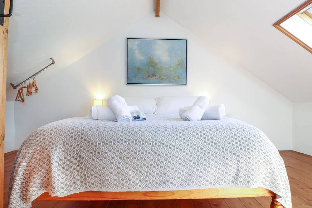 Joe’S Barn, pet friendly, country holiday cottage in Mullion in Mullion, Cornwall