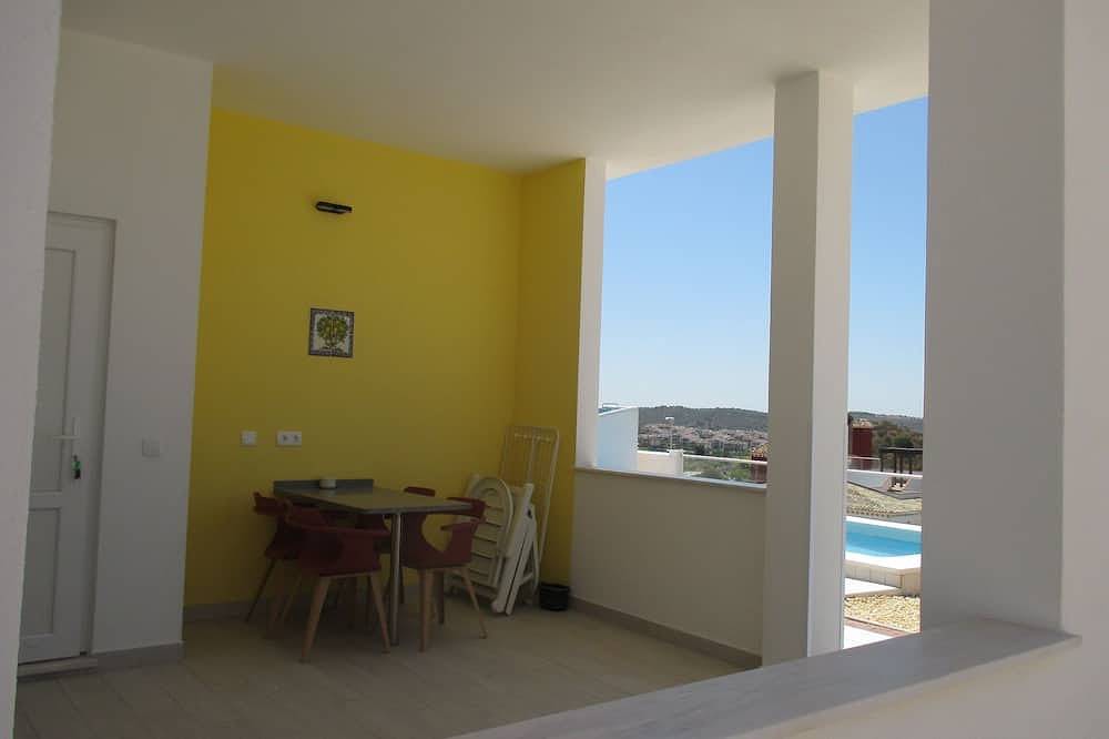 Your dream home with a distant view in Urbanizacion Costa Esuri, Ayamonte