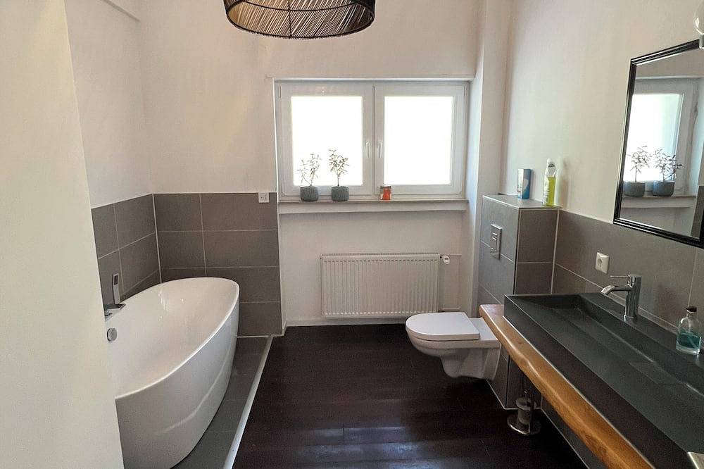 Stilvolles Landhaus mit Pool in Weinheim-Oberflockenbach - ruhig, in der Natur in Weinheim, Kurpfalz