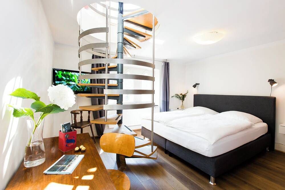 Geheel appartement, Cathedral view suite with 2 bedrooms and 2 bathrooms on the 4th and 5th floor in Keulen, Rijnland