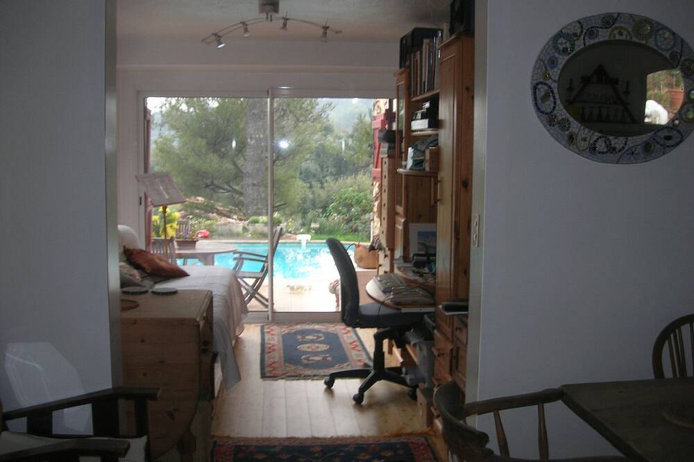 Rez-de-chaussée de villa avec piscine, jardin. Proche commerces. in Grasse, Côte méditerranéenne (France)