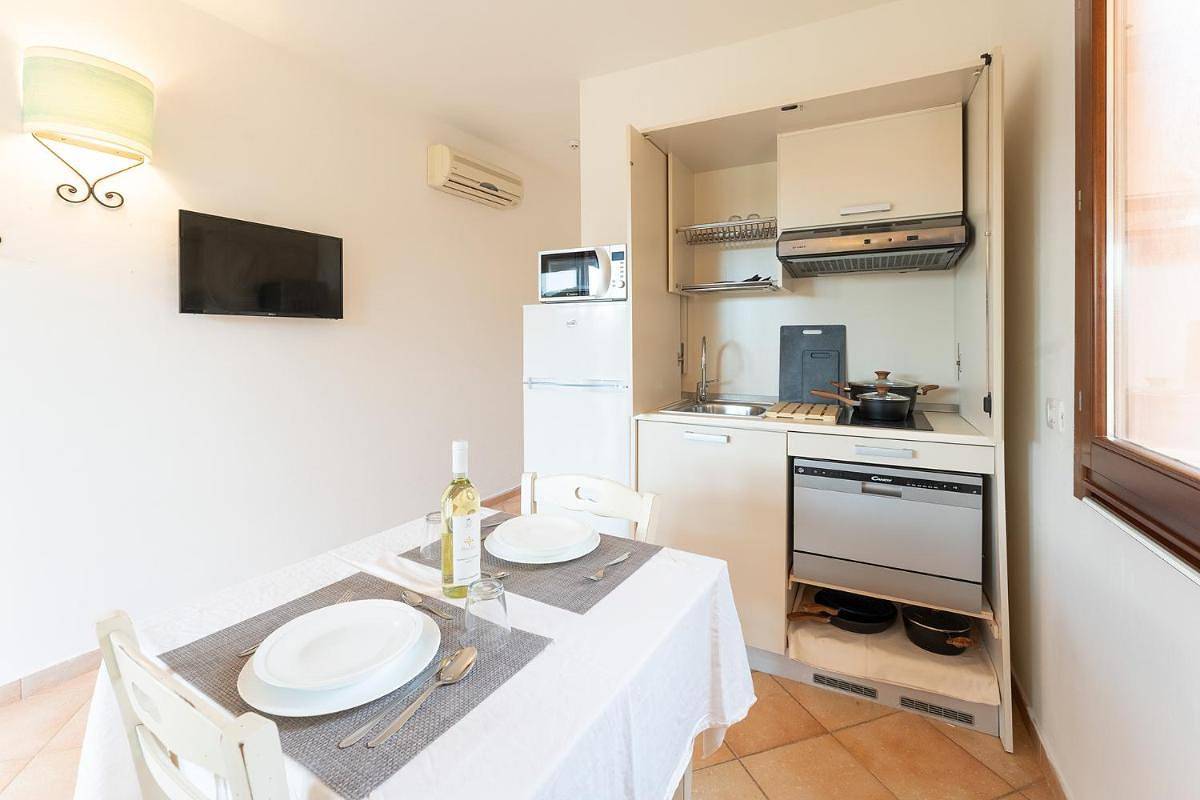 Entire apartment, Relaxing Residence Baia dei Mirti Studio Mono 3 sleeps 3 in Lu Lamoni, Vignola Mare