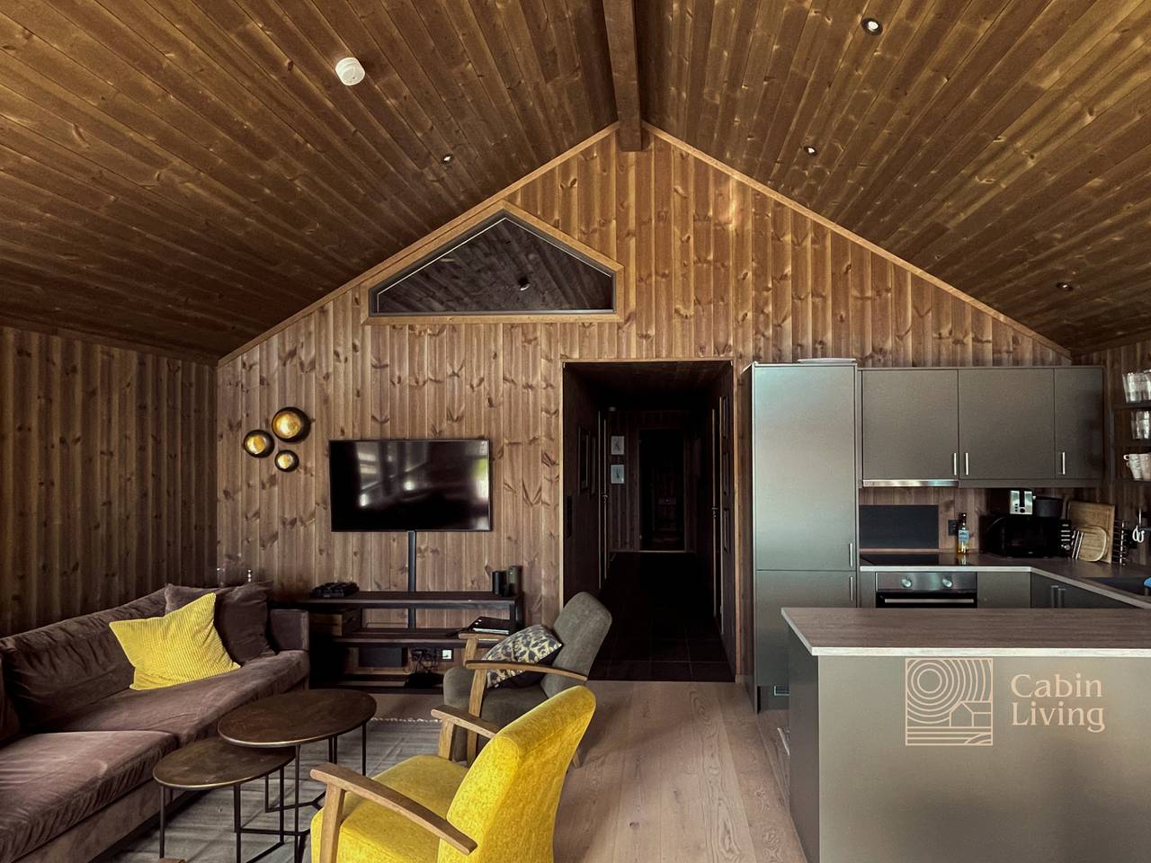 Unik hytte med utsikt, badstue, egen strandlinje, ski & elbilerlader in Skeikampen, Gausdal