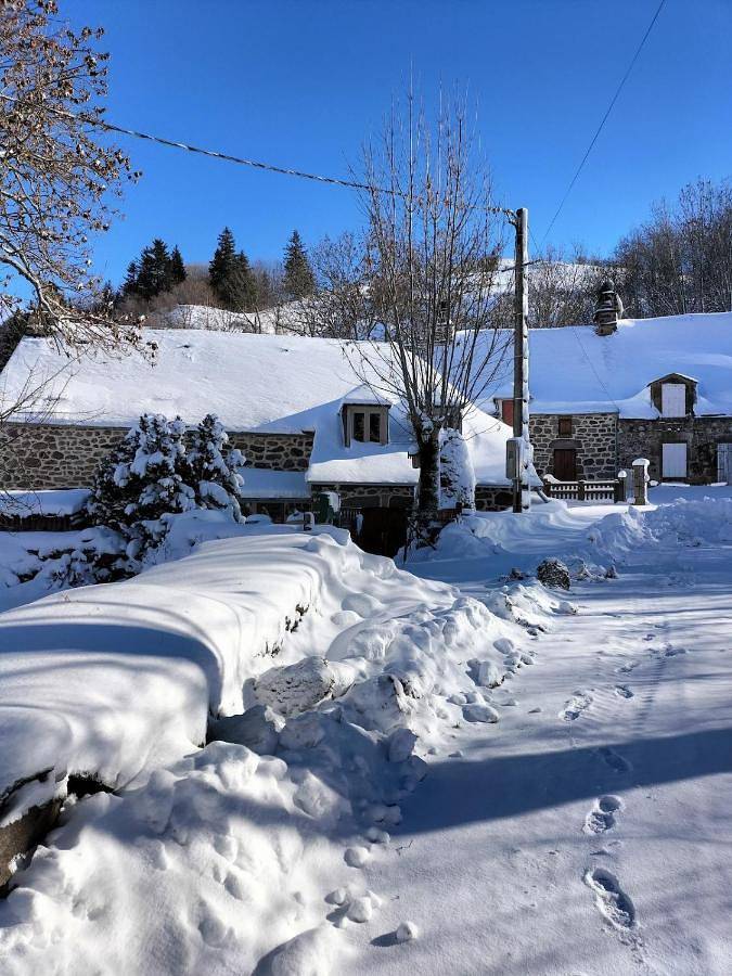 Gîte pour 5 personnes, avec terrasse et vue à Cheylade - 3