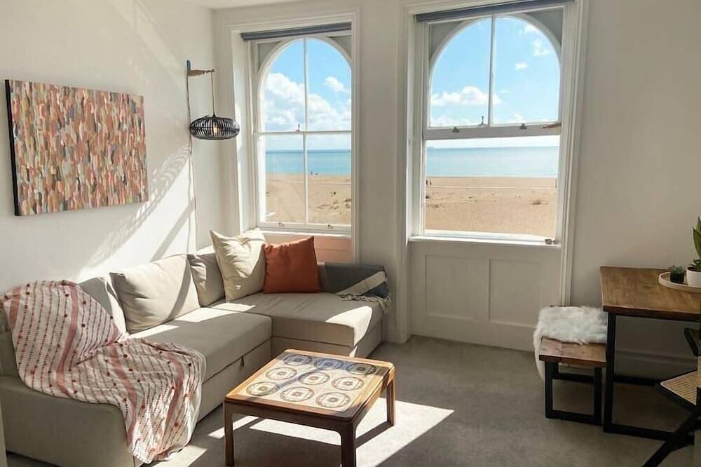 Entire apartment, Spacious 2Bd Flat with Stunning Views Folkestone in Folkestone, Kent
