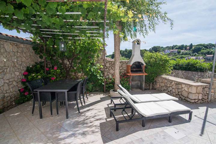 Ferienwohnung für 3 Personen, mit Garten in Veli Losinj