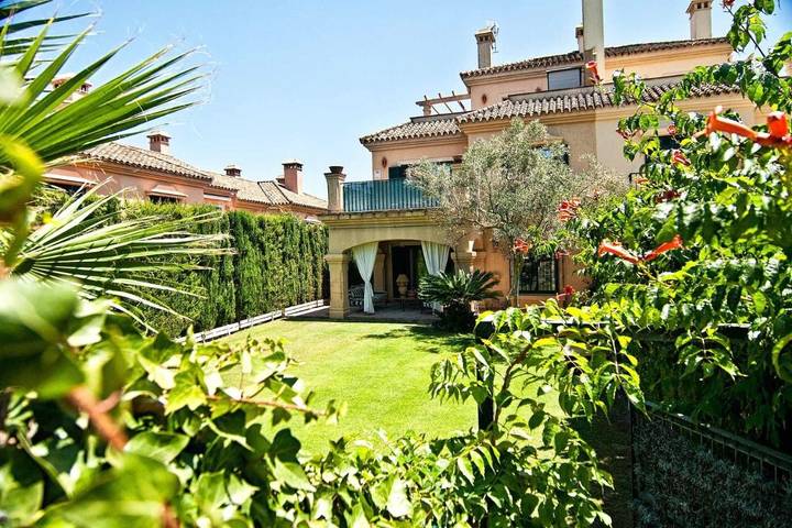 Chalet para 10 personas, con vistas además de jardín y piscina, Se admiten mascotas en Campo de Gibraltar - 3