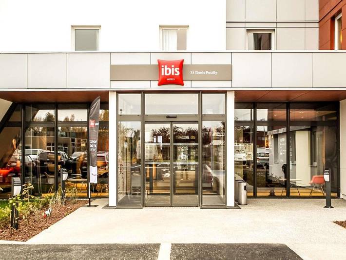 Hôtel pour 2 personnes, avec vue ainsi que piscine et jardin, animaux acceptés à Saint-Genis-Pouilly