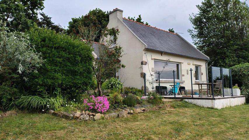 Location de vacances pour 6 personnes, avec vue ainsi que terrasse et jardin à Kerbors