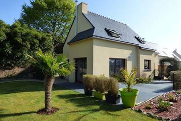Gîte pour 6 personnes, avec terrasse ainsi que jardin et jacuzzi à Plounéventer