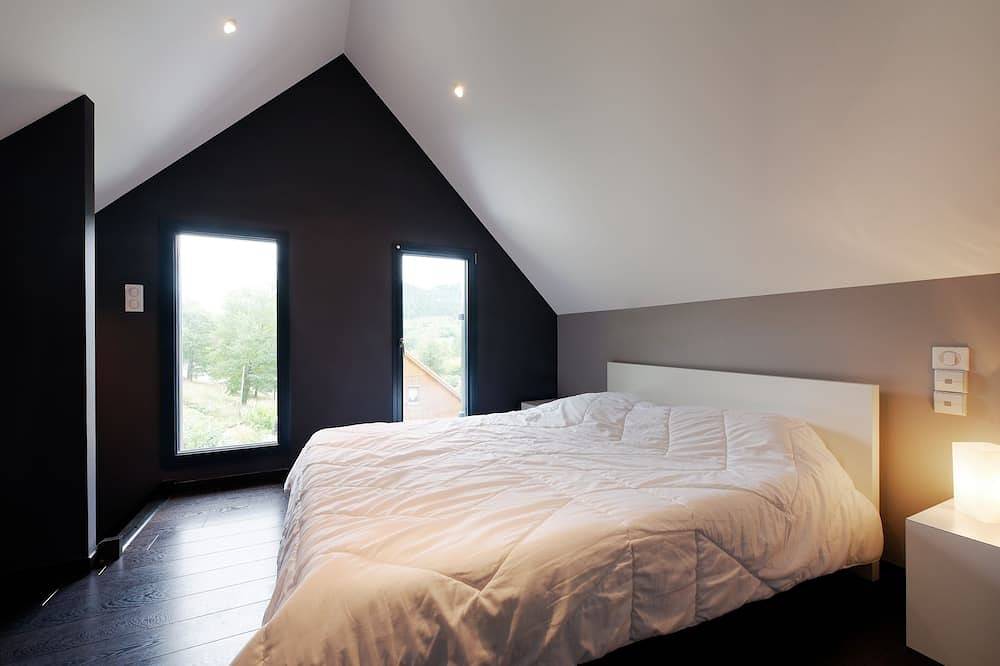 Superbe Chalet Contemporain avec Piscine privée , Spa dans le village in Husseren-Wesserling, Parc naturel régional des Ballons des Vosges