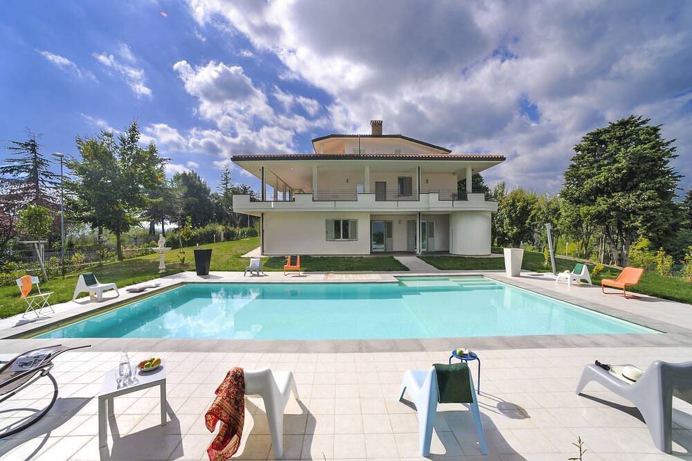 Ruime villa met zwembad in Tavullia, Pesaro-Urbino