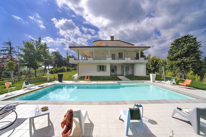Agriturismo per 25 persone, con giardino e balcone in Tavullia